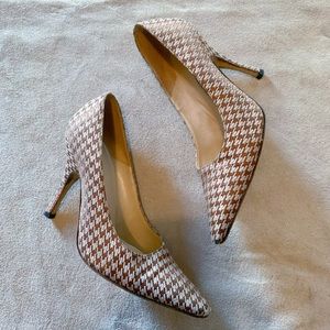MANOLO BLAHNIK BROWN AND TAN HOUNDSTOOTH PUMPS 👠